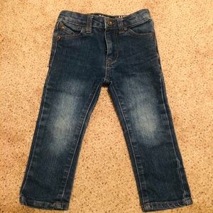 Distressed skinny jeans